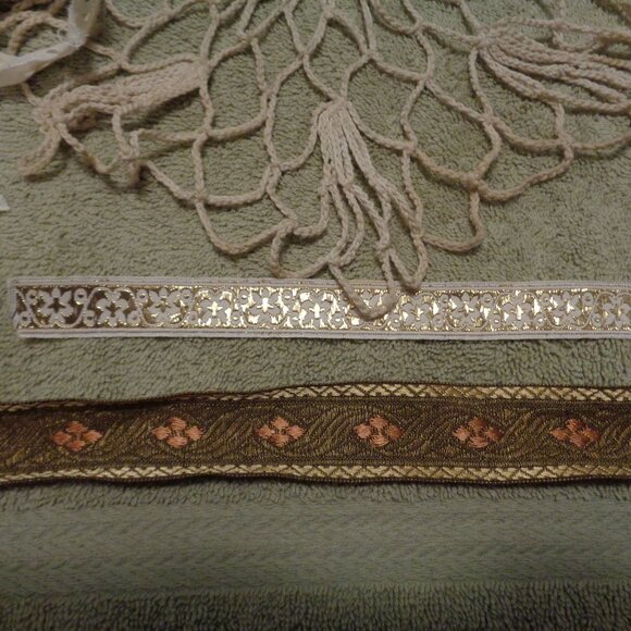 VINTAGE DOILYS RIBBON & JEWELRY PARTS AND BEADS ETC. LOT - Picture 11 of 13